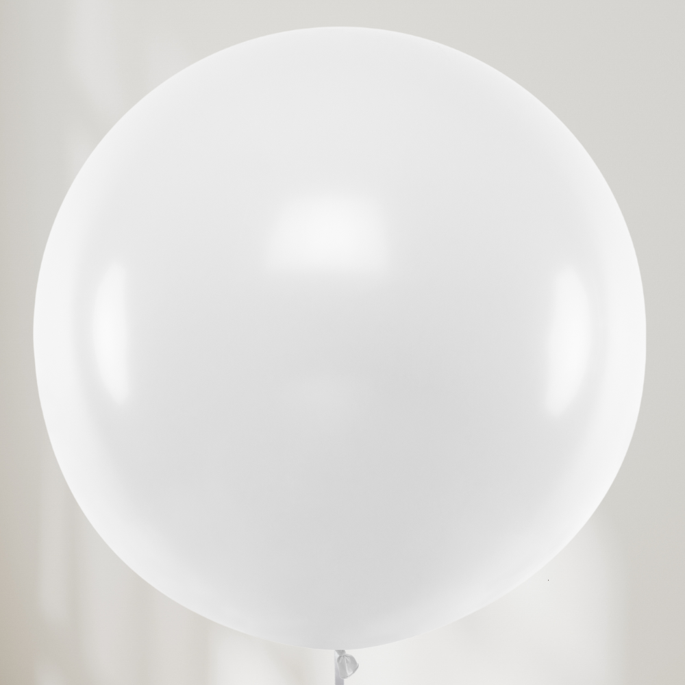 Stor hvit ballong med helium og en tekst