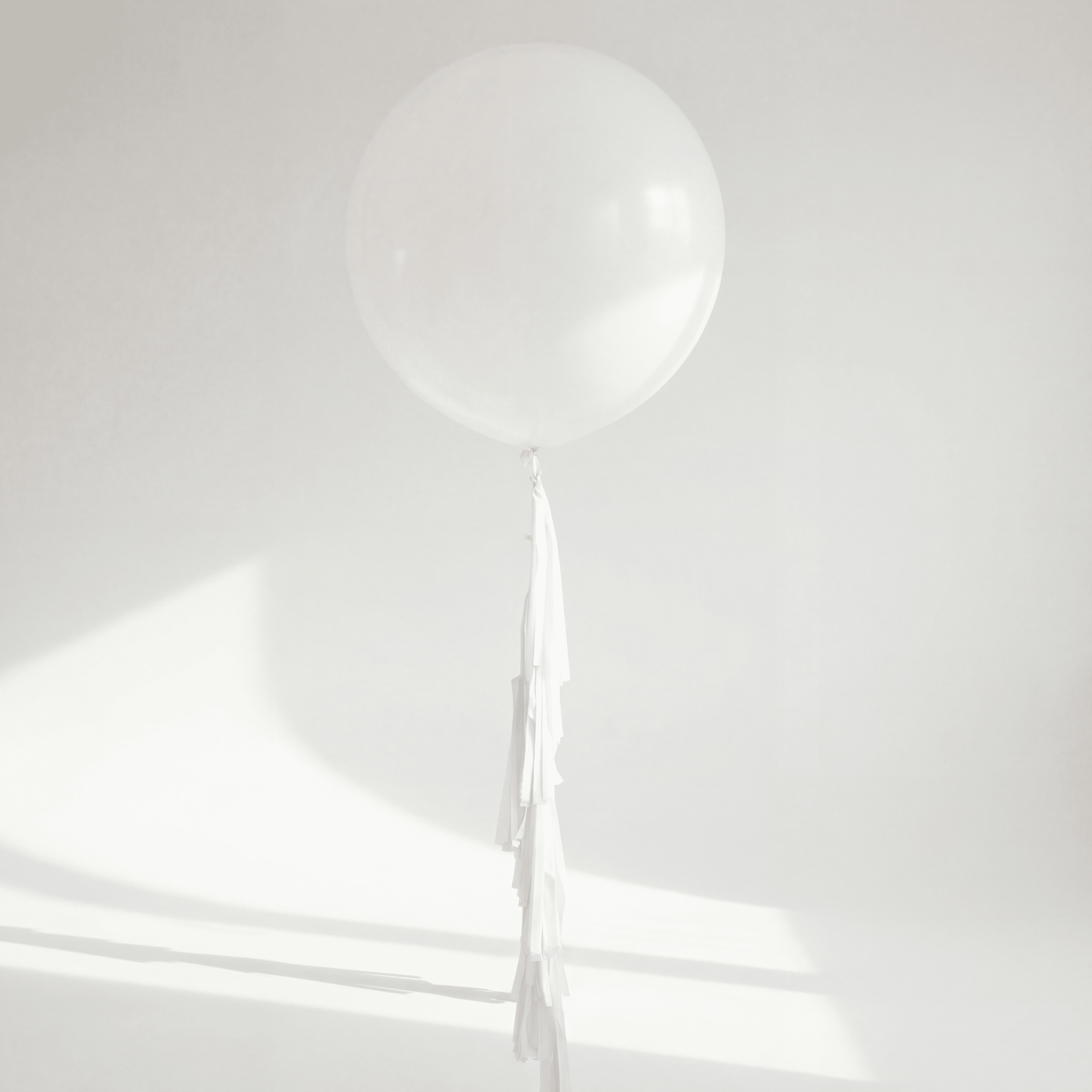 Classic White Jumboballong med Tassle - Ballonglevering.no