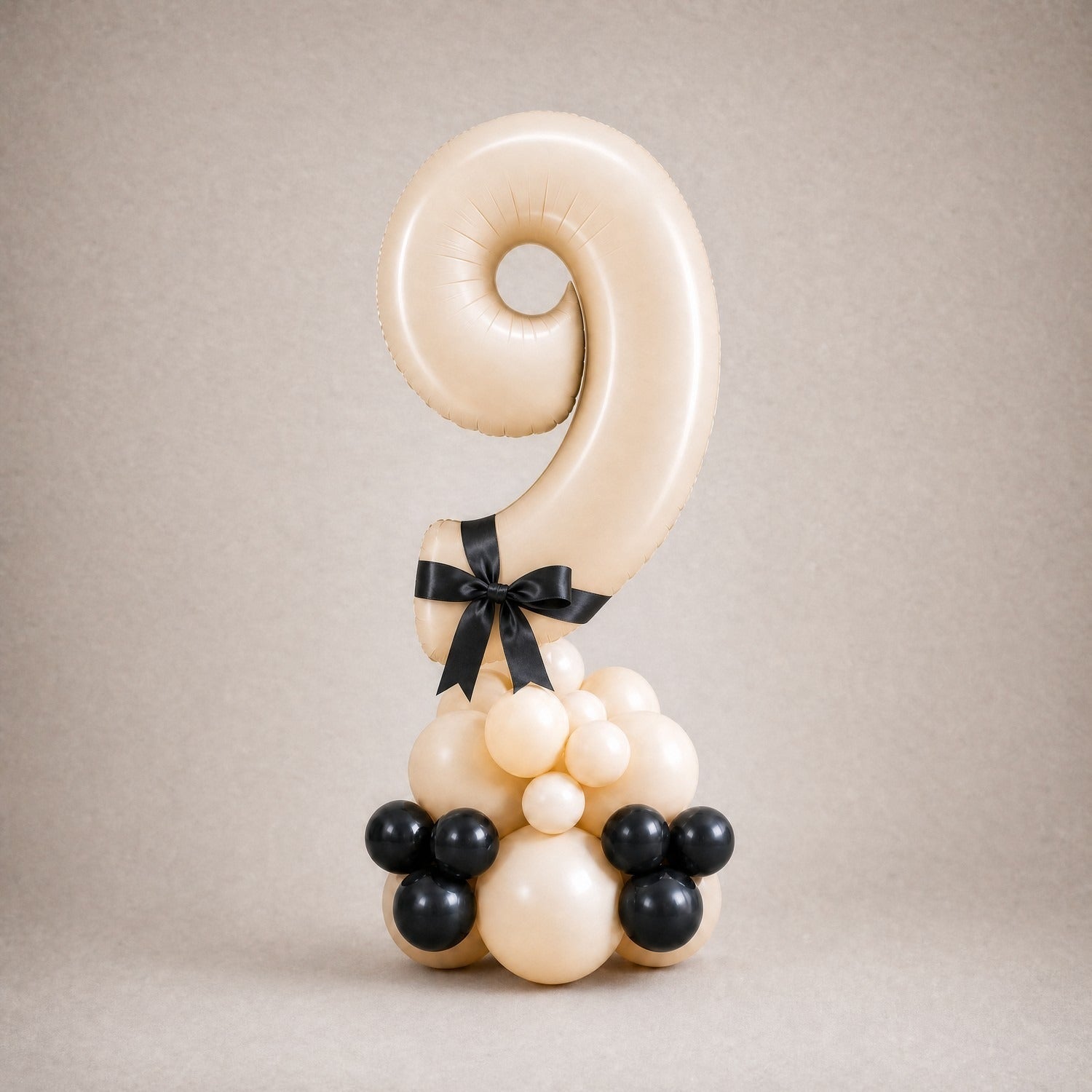 Tall Ballongstack — Kremhvit med sorte sløyfer - Ballonglevering.no