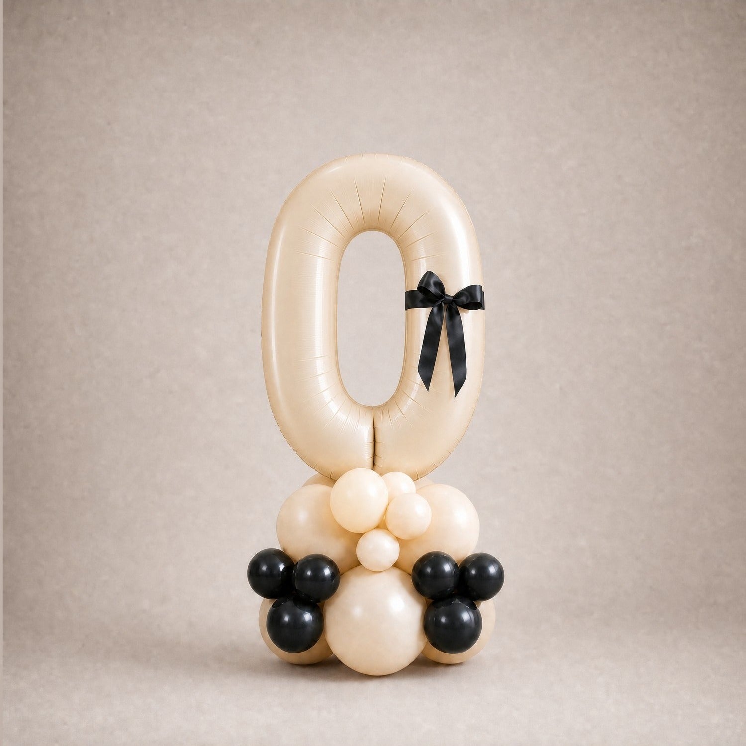 Tall Ballongstack – Kremhvit med sorte sløyfer – tall 0 – Ballonglevering.no