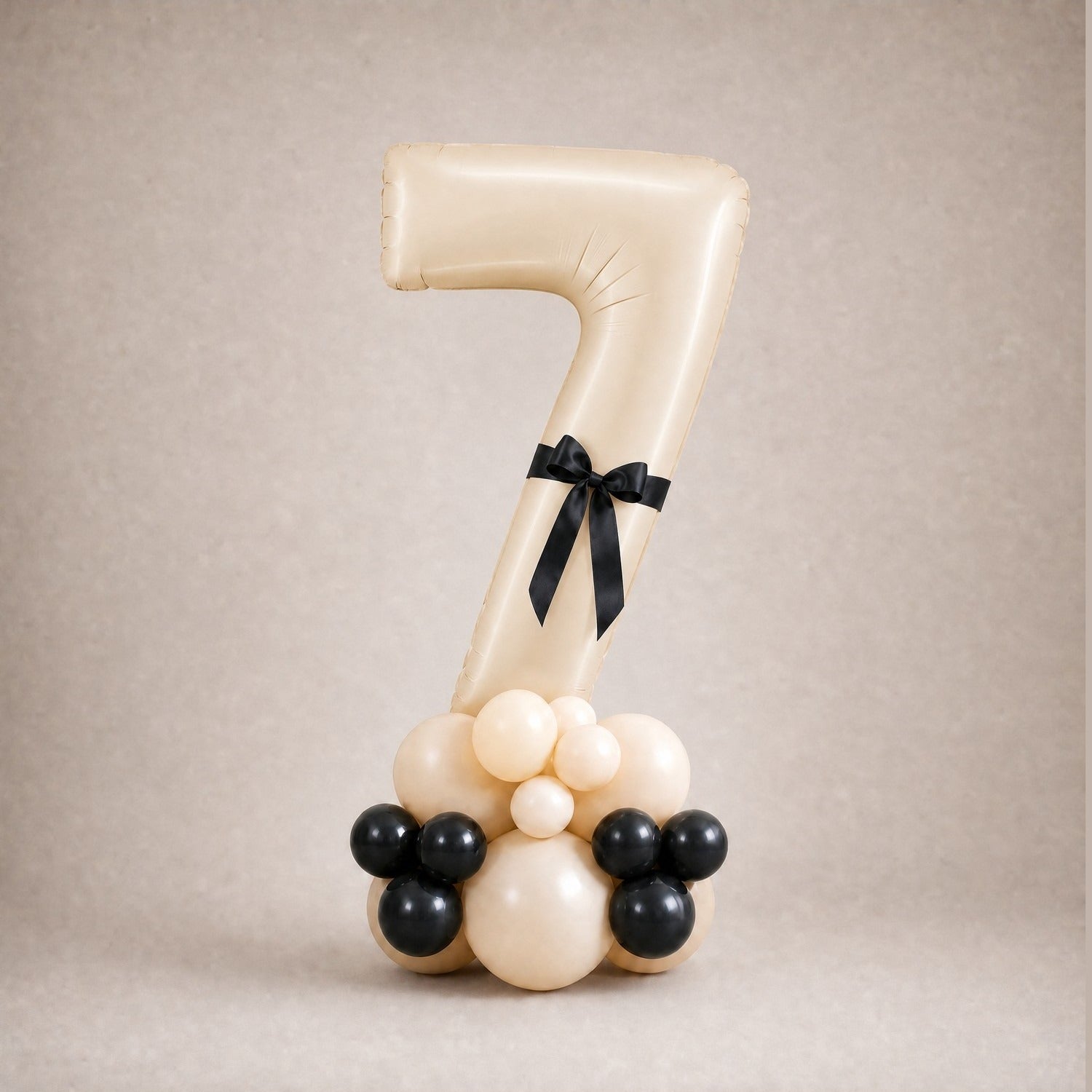 Tall Ballongstack – Kremhvit med sorte sløyfer – tall 7 – Ballonglevering.no