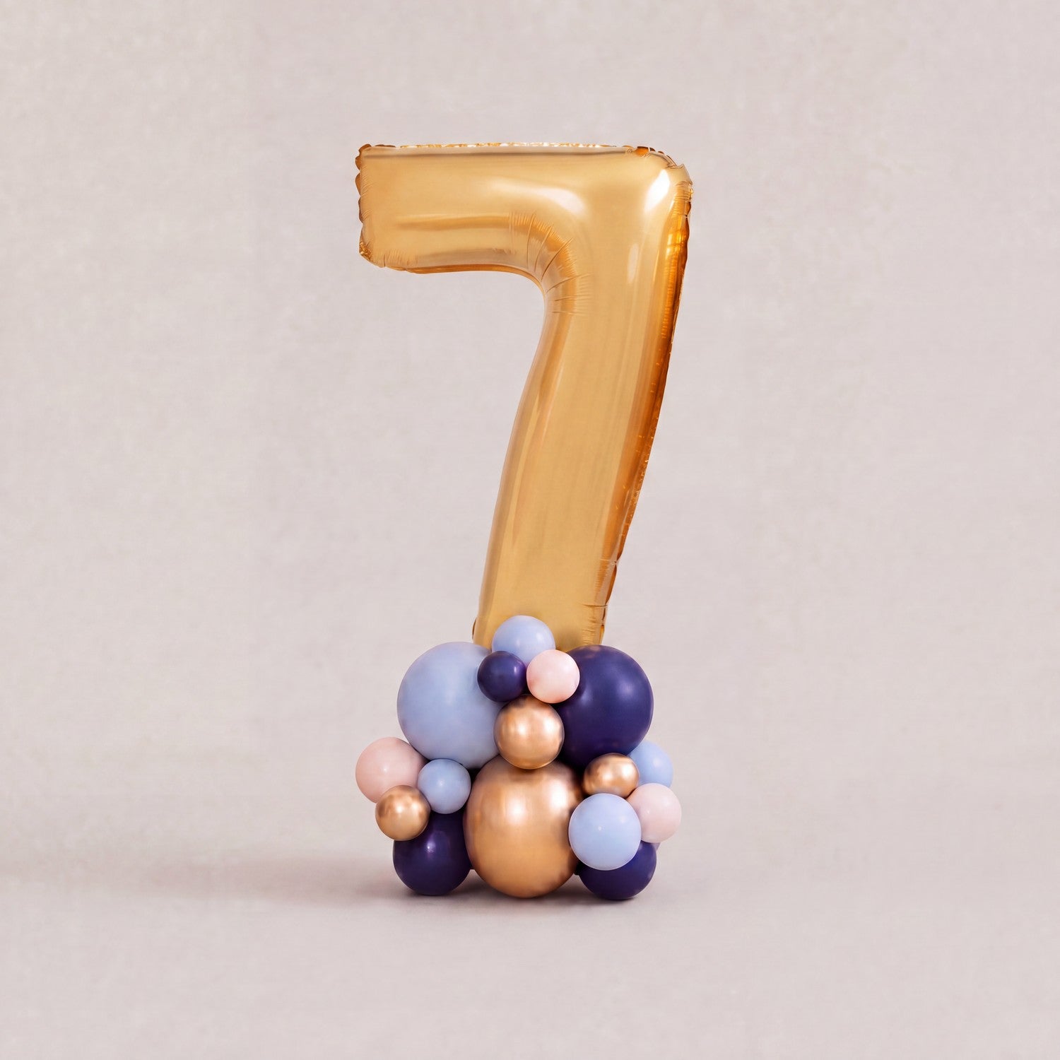 Tall Ballongstack Navy Gold — tallet 7 på ballongbase - Ballonglevering.no