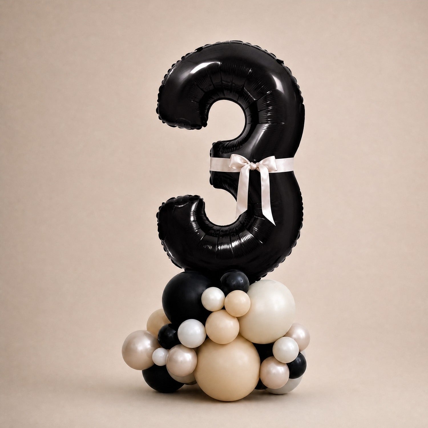 Tall Ballongstack – Sort med kremsløyfer – tall 3 – Ballonglevering.no