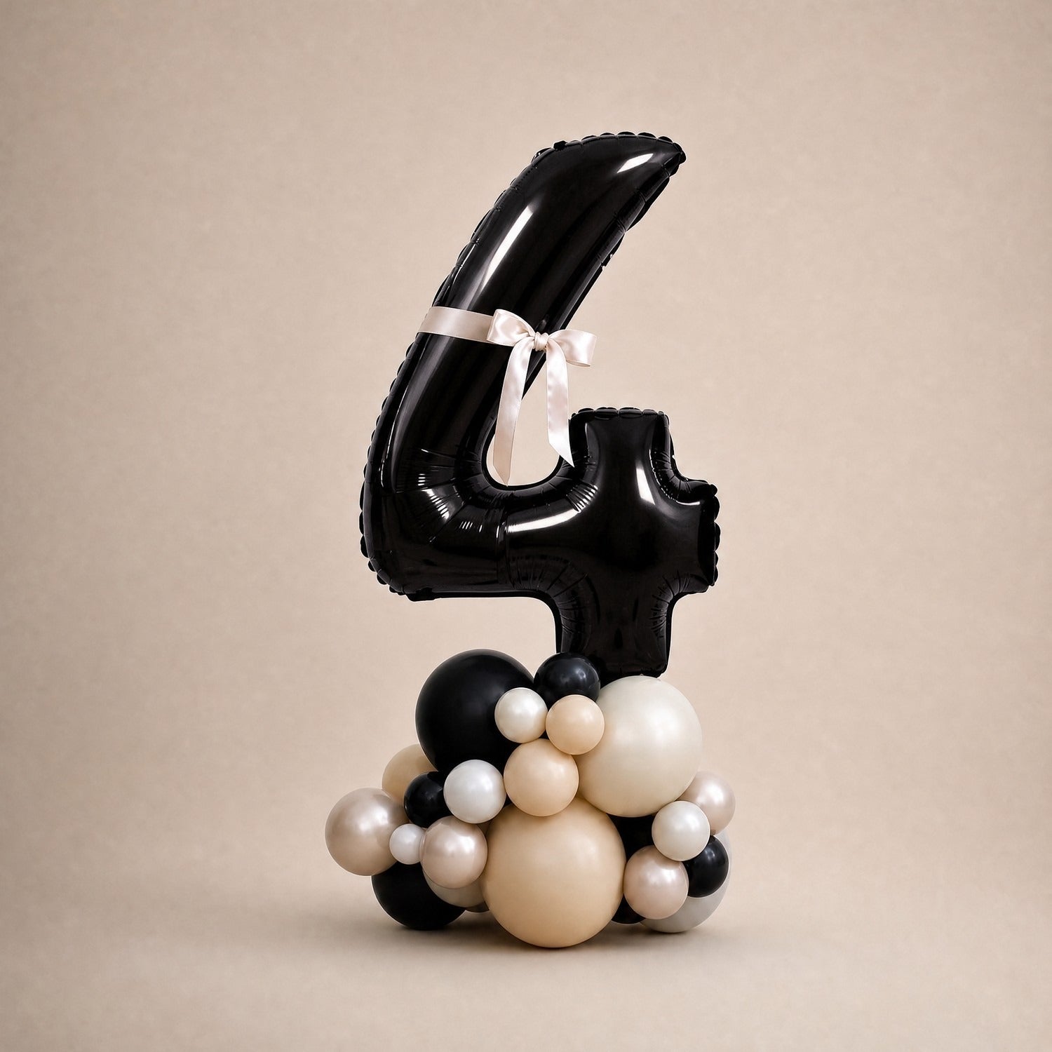 Tall Ballongstack – Sort med kremsløyfer – tall 4 – Ballonglevering.no