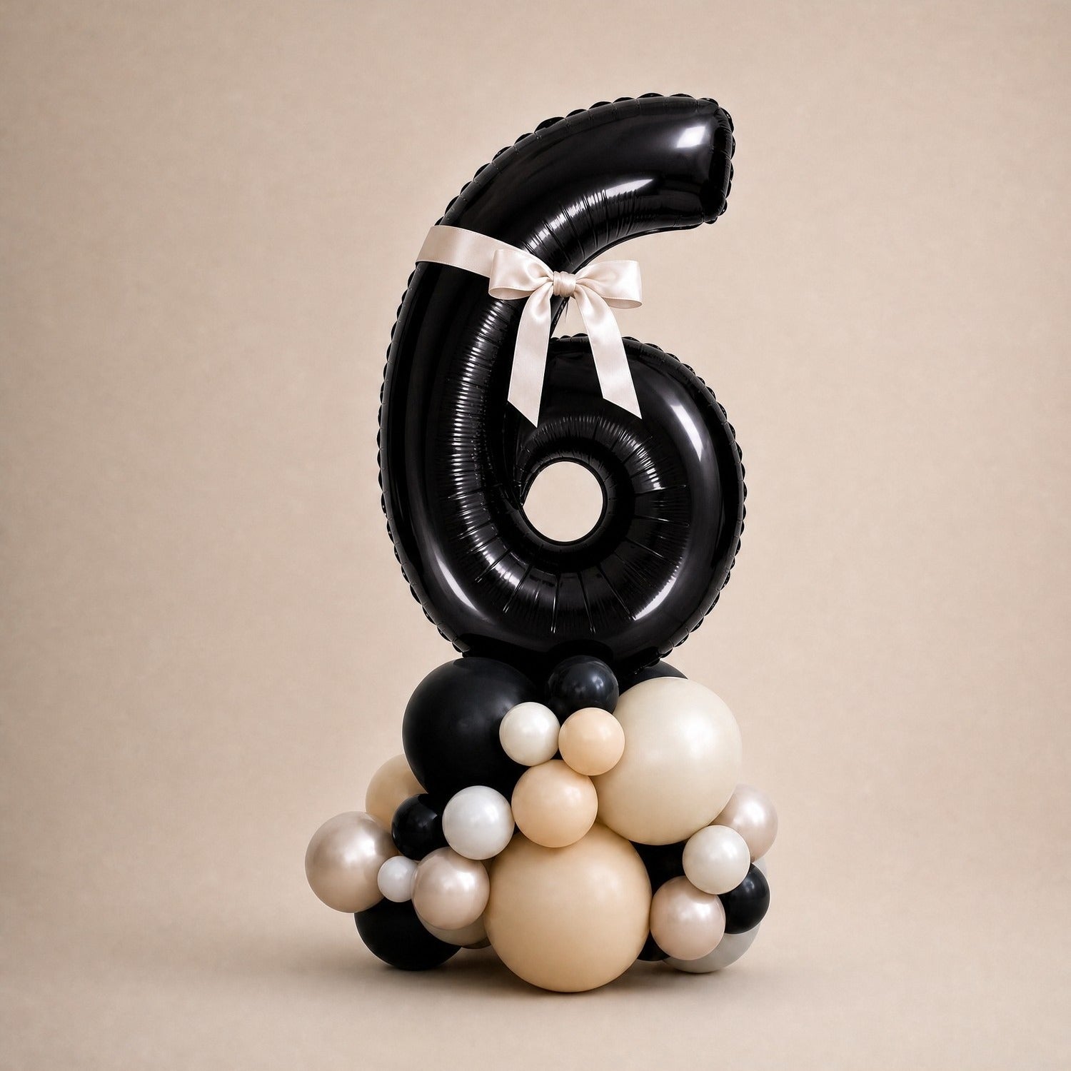 Tall Ballongstack – Sort med kremsløyfer – tall 6 – Ballonglevering.no