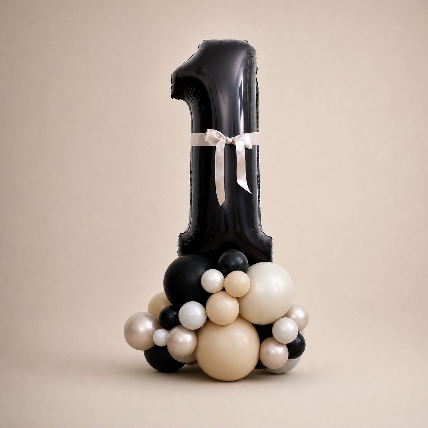 Tall Ballongstack — Sort med kremsløyfer - Ballonglevering.no