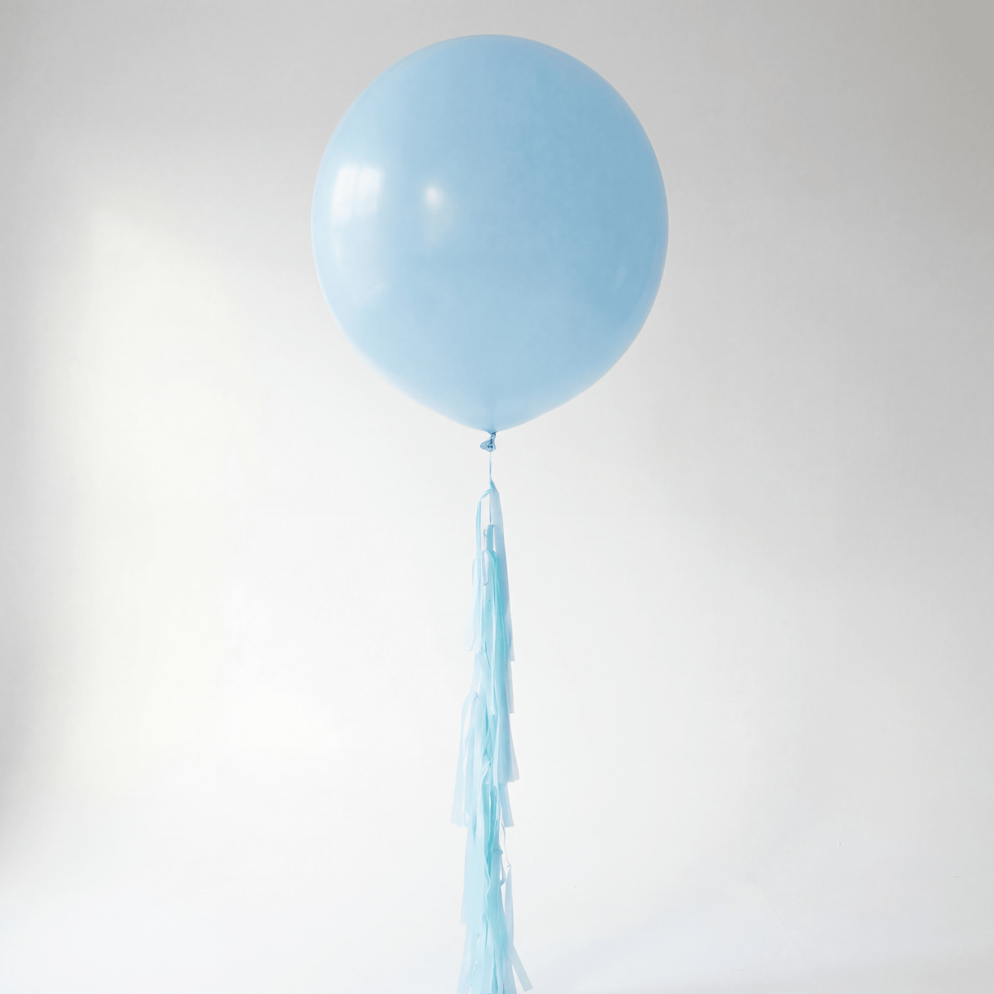 Baby Blue Jumboballong med Tassle - Ballonglevering.no