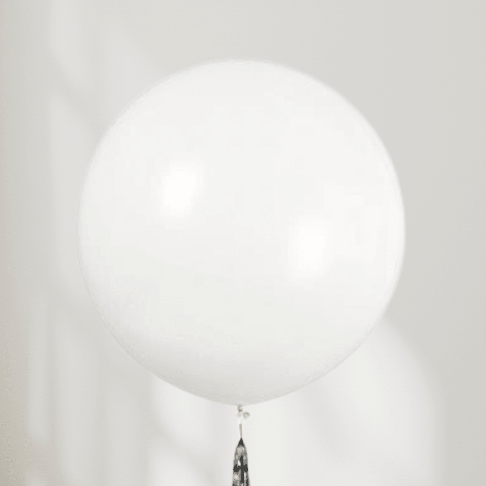 Gigantisk Hvit Ballong med Egen Tekst og Tassle - Ballonglevering.no
