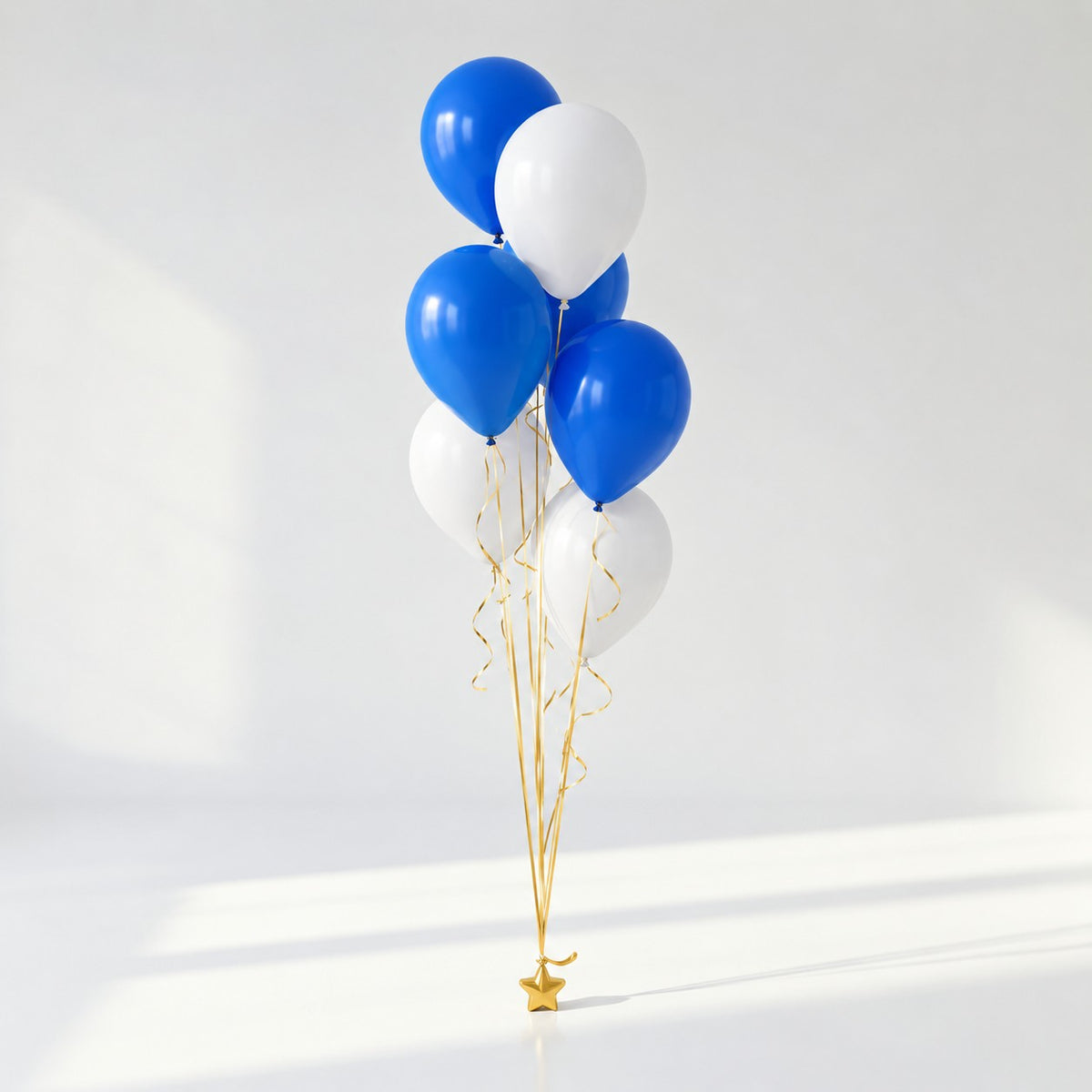 Ballongbukett med blå og hvite heliumballonger og gullsnører til Oktoberfest