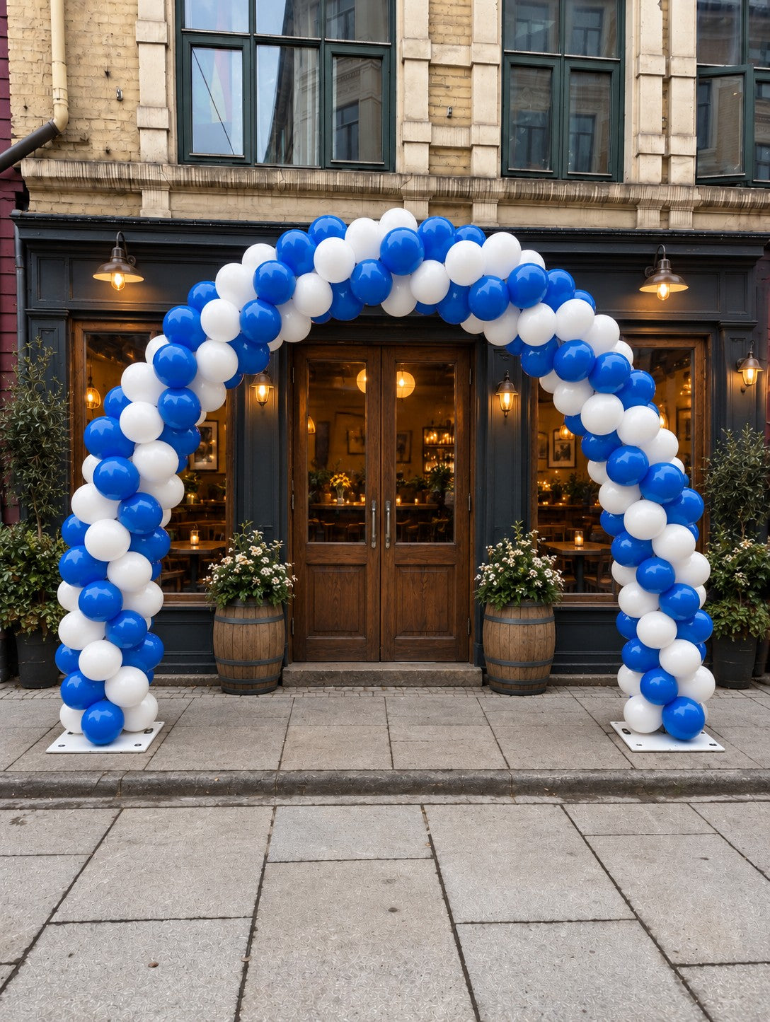 Symmetrisk ballongbue i blått og hvitt over inngangen til en restaurant, Oktoberfest