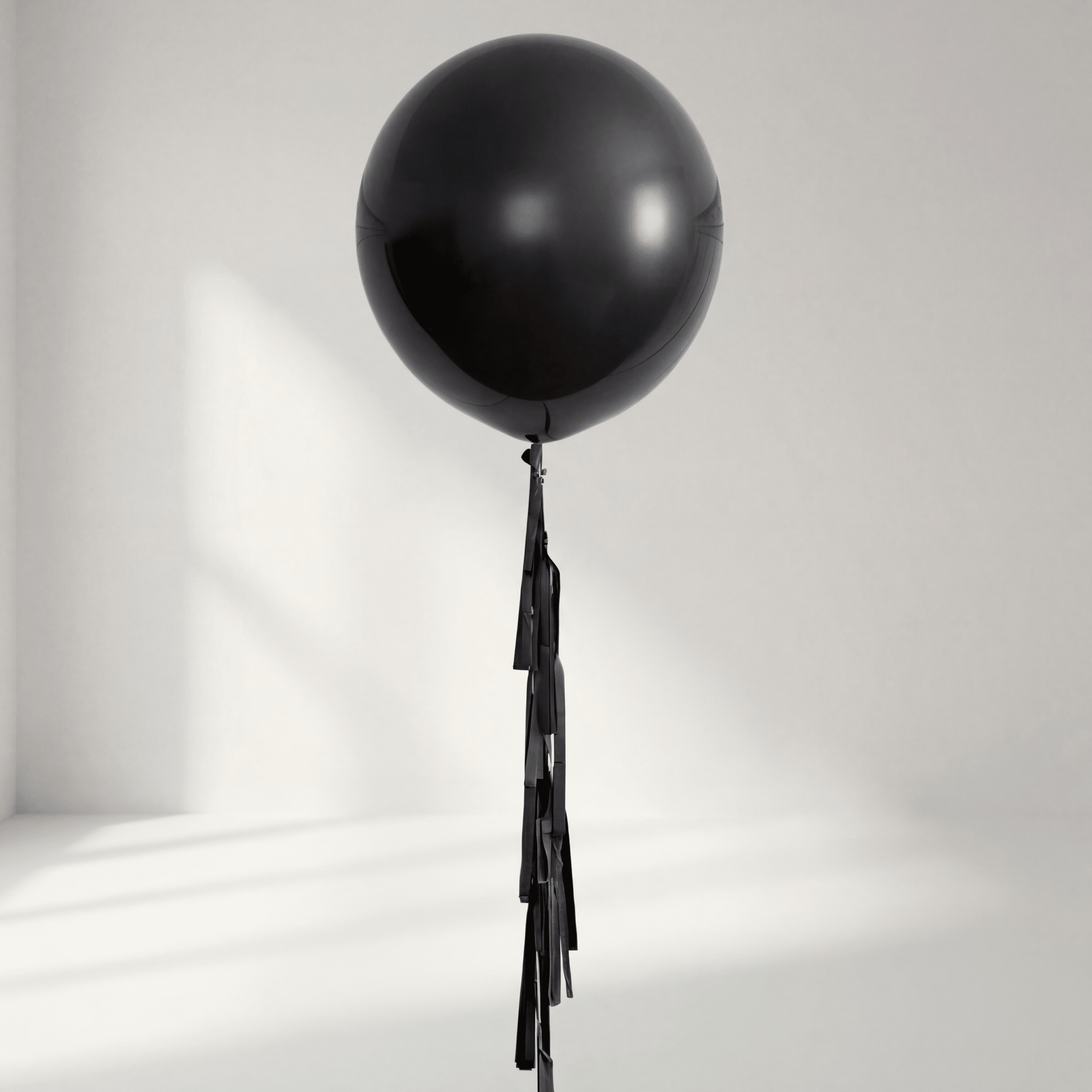 Signature Black Jumboballong med Tassle - Ballonglevering.no