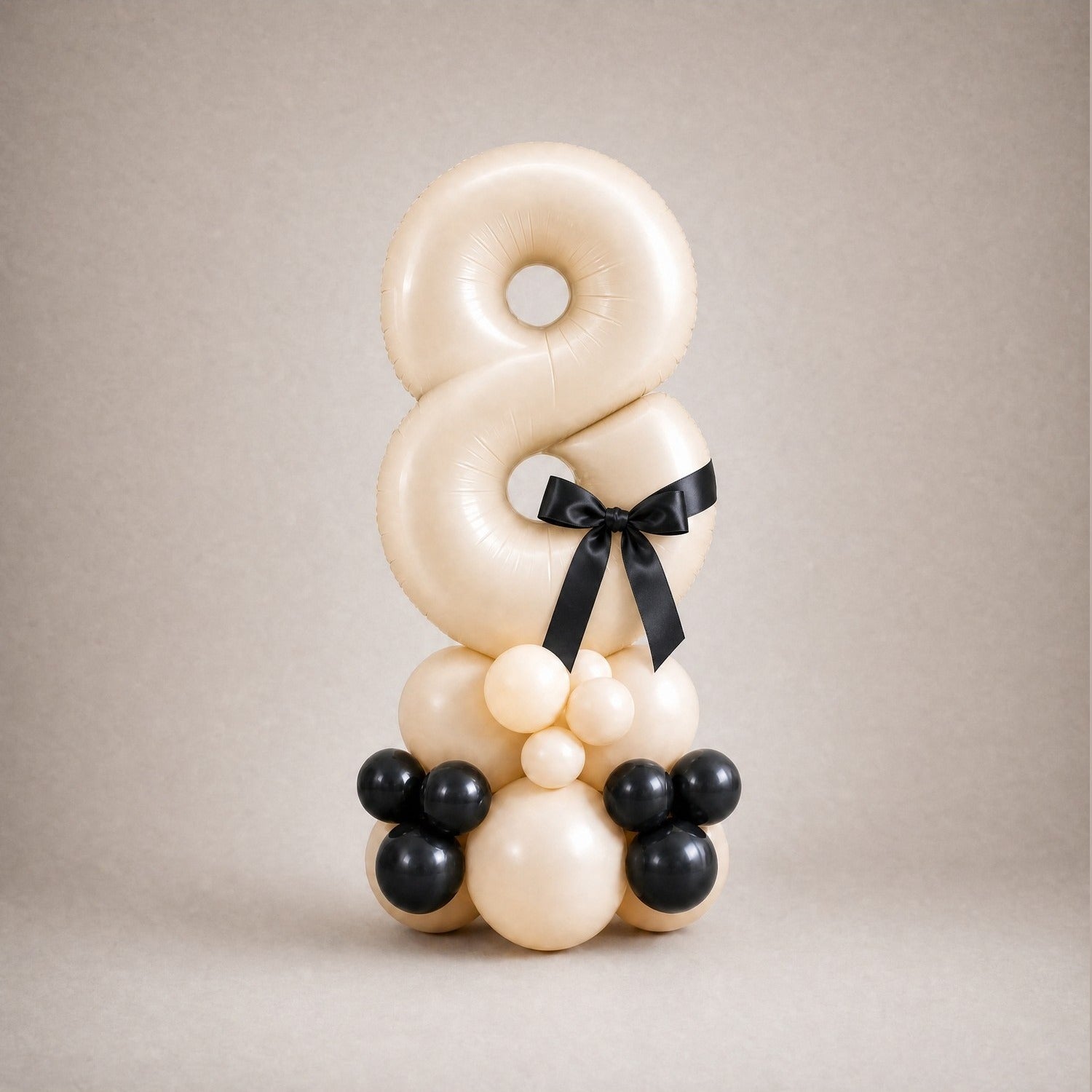 Tall Ballongstack — Kremhvit med sorte sløyfer - Ballonglevering.no