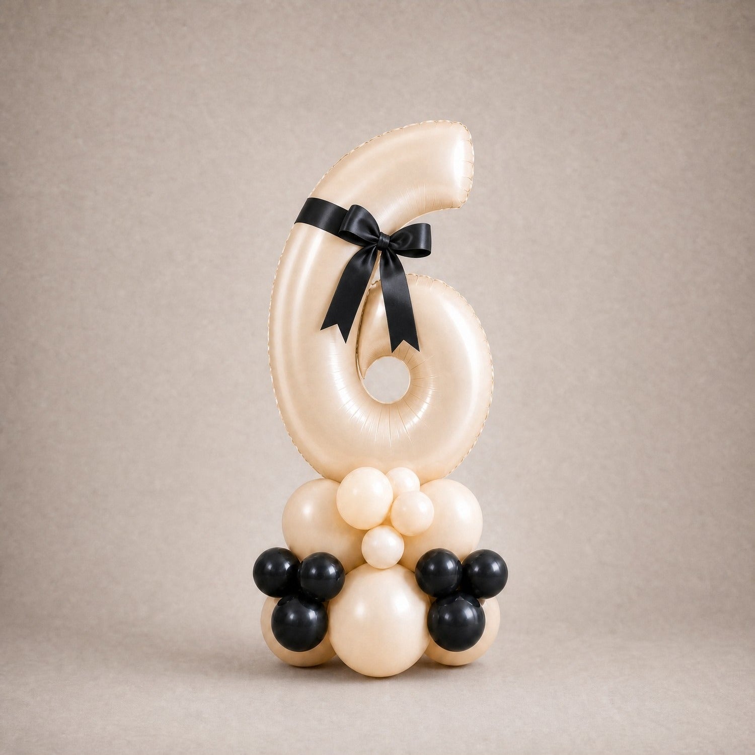 Tall Ballongstack — Kremhvit med sorte sløyfer - Ballonglevering.no