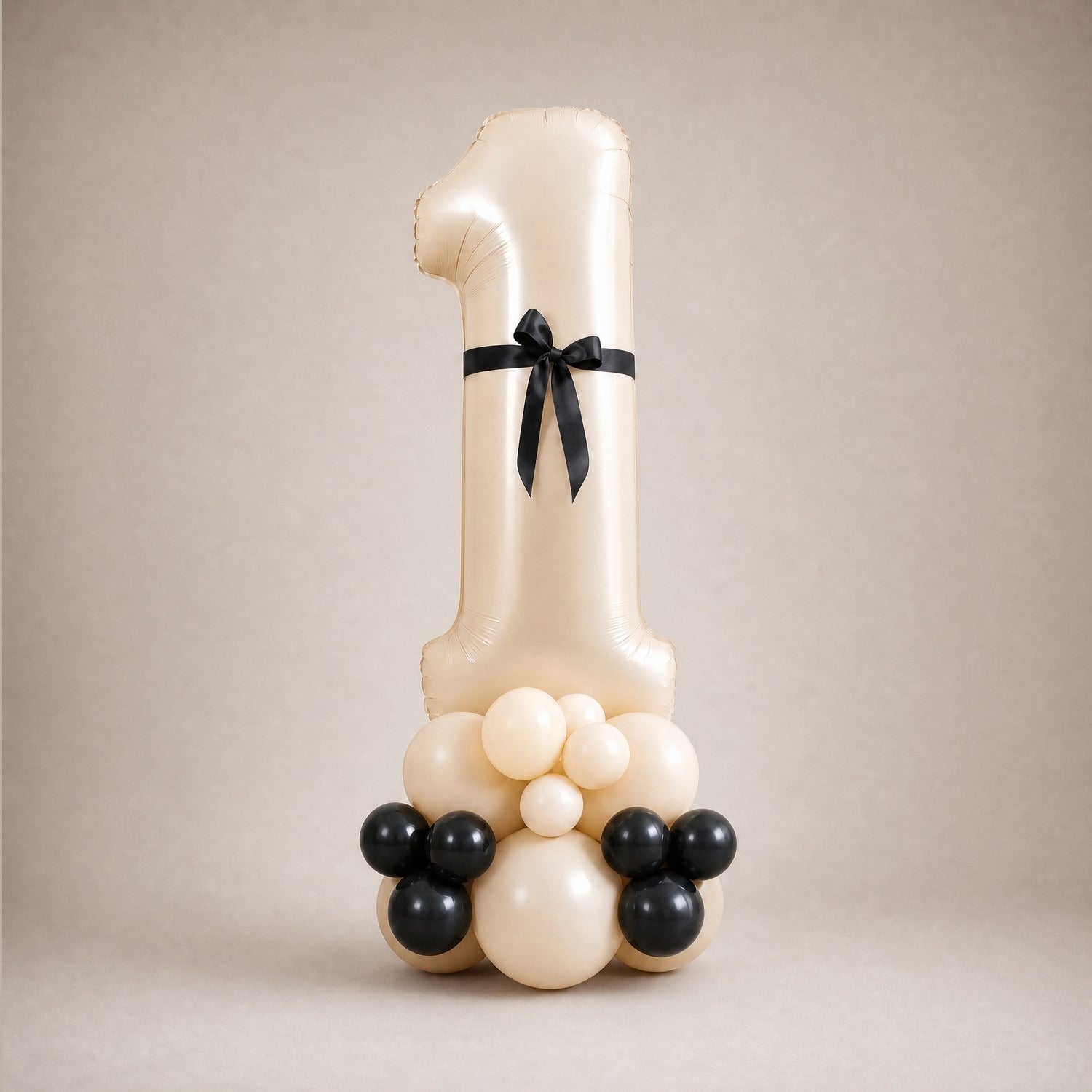 Tall Ballongstack – Kremhvit med sorte sløyfer – tall 1 – Ballonglevering.no