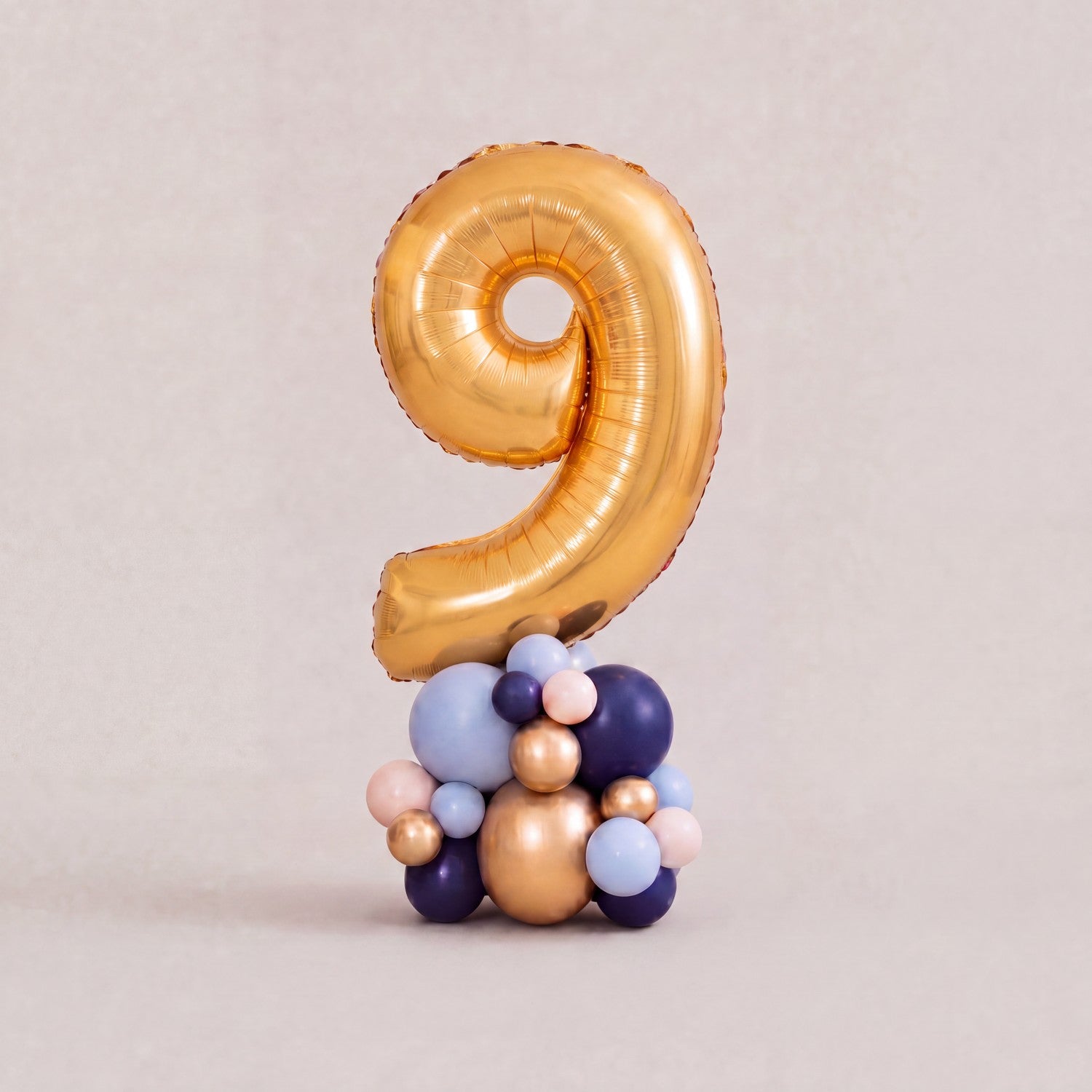 Tall Ballongstack Navy Gold — tallet 9 på ballongbase - Ballonglevering.no