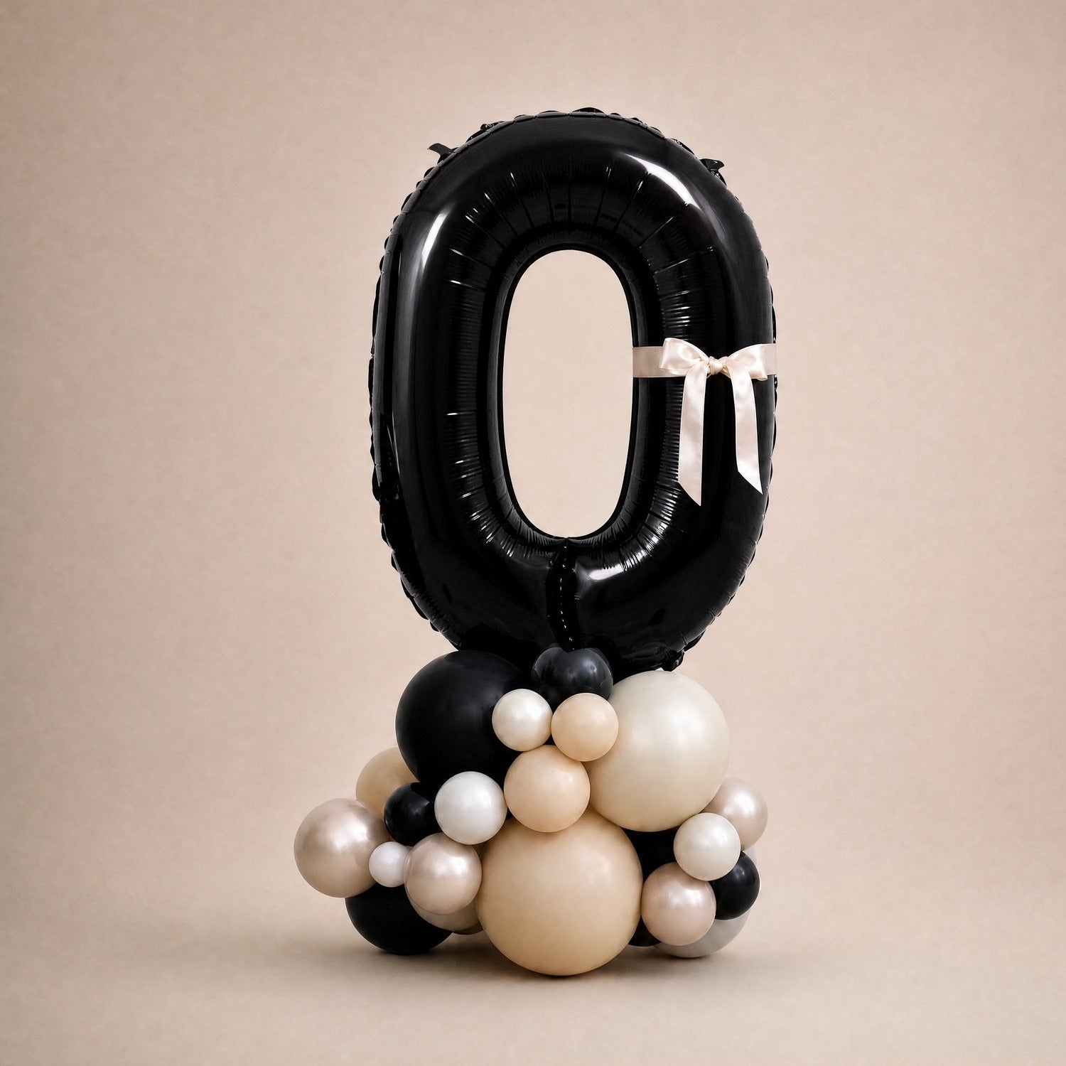 Tall Ballongstack – Sort med kremsløyfer – tall 0 – Ballonglevering.no