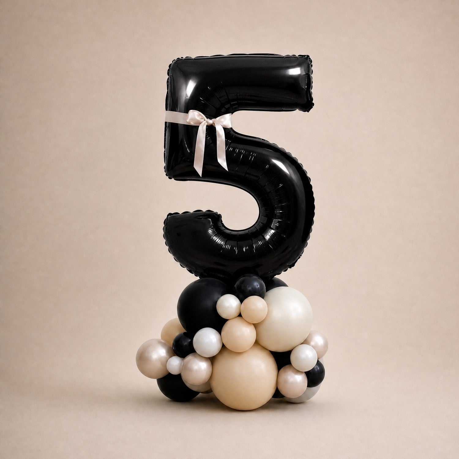 Tall Ballongstack – Sort med kremsløyfer – tall 5 – Ballonglevering.no