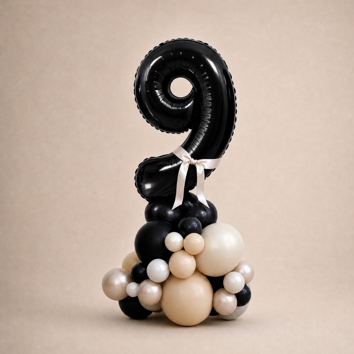 Tall Ballongstack – Sort med kremsløyfer – tall 9 – Ballonglevering.no